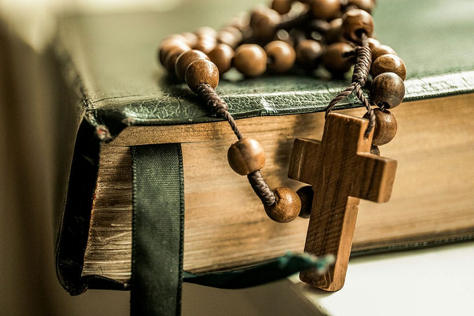 The Holy Rosary: A Crown of Glory, A Chain of Grace